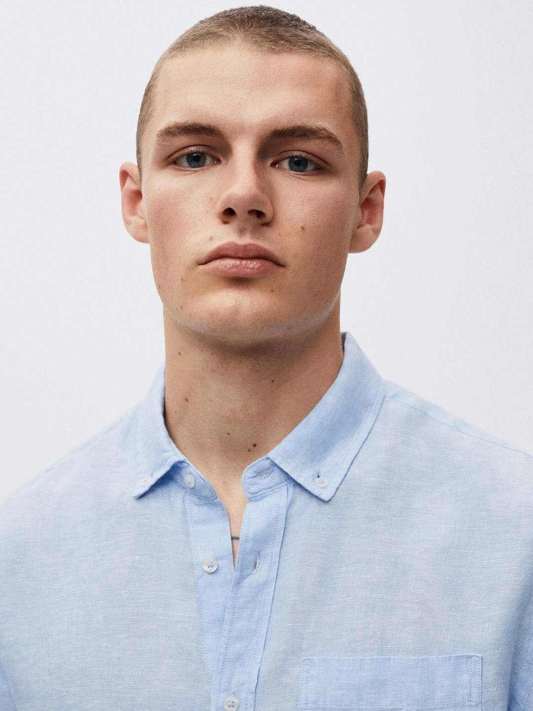 

MANGO MAN Blue Pure Linen Slim Fit Solid Casual Shirt