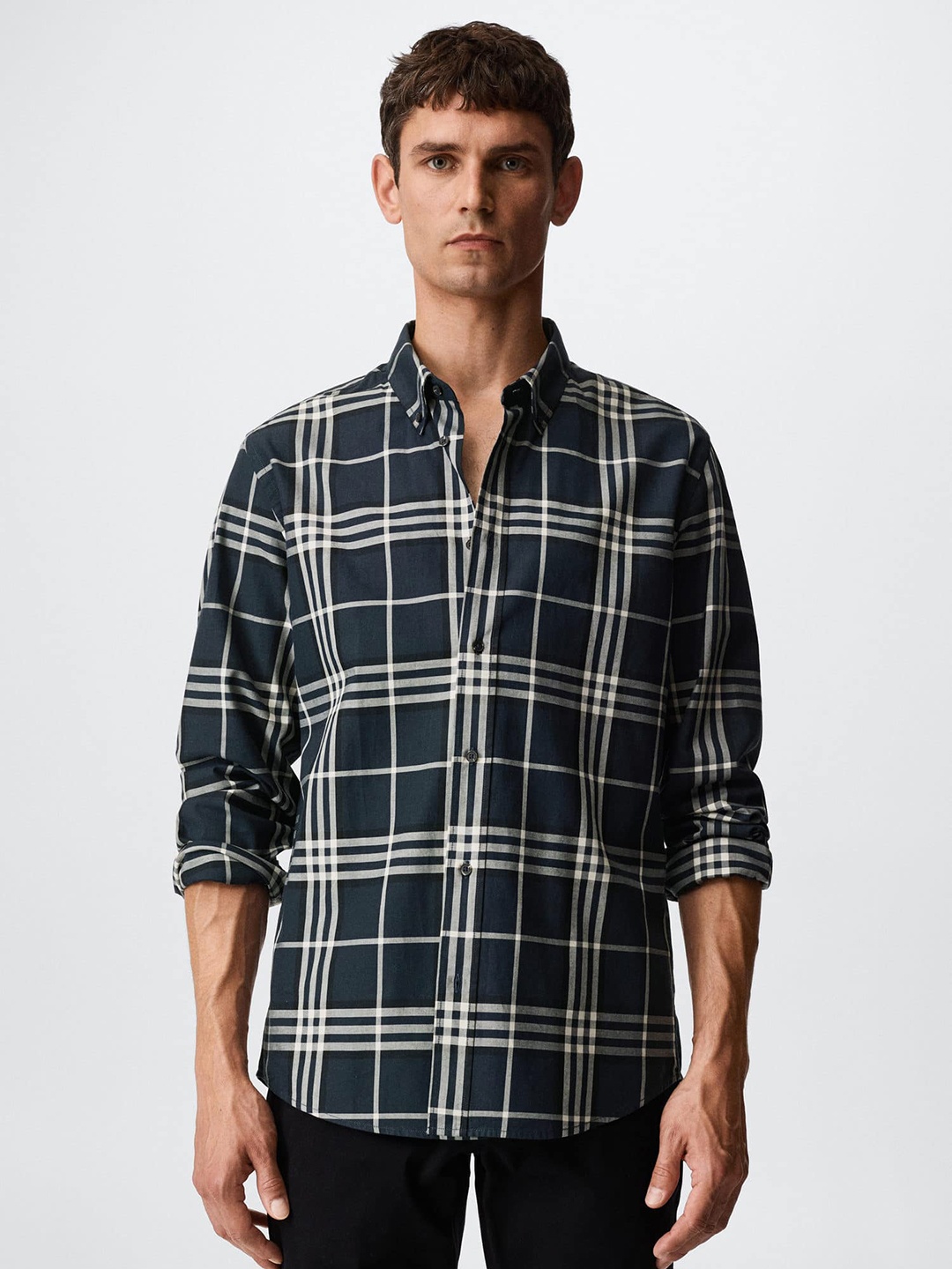 

MANGO MAN Navy Blue & Off-White Pure Cotton Slim Fit Checked Sustainable Casual Shirt