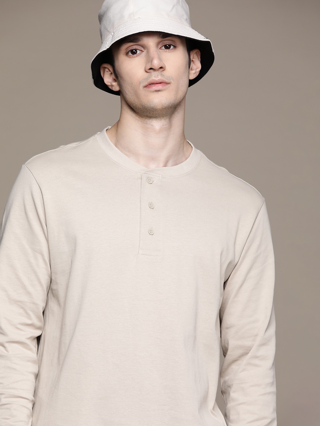

MANGO MAN Beige Solid Henley Neck Pure Cotton T-shirt