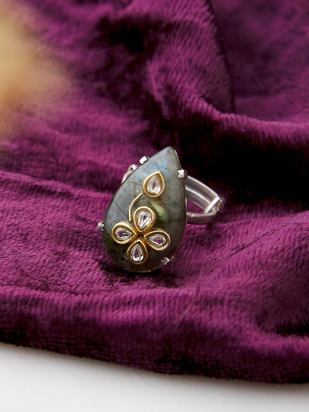 

Fabindia Women Silver-Toned Grey & White Kundan Studded Adjustable Finger Ring