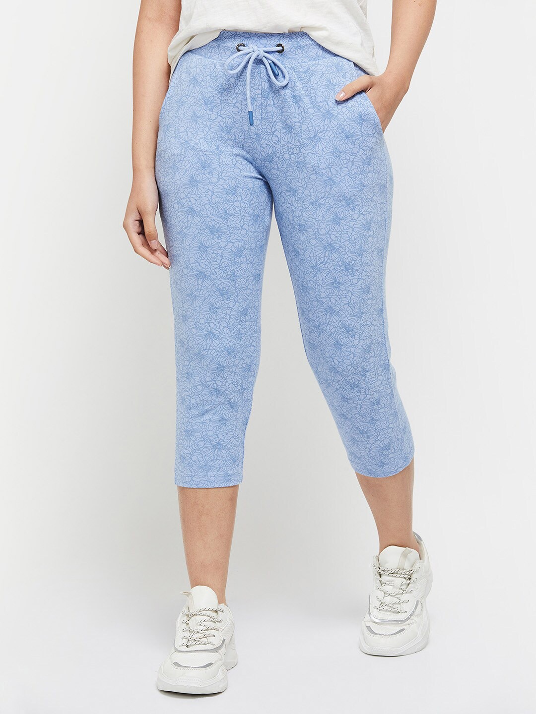 

max Women Blue Printed Cotton Regular Fit Capris