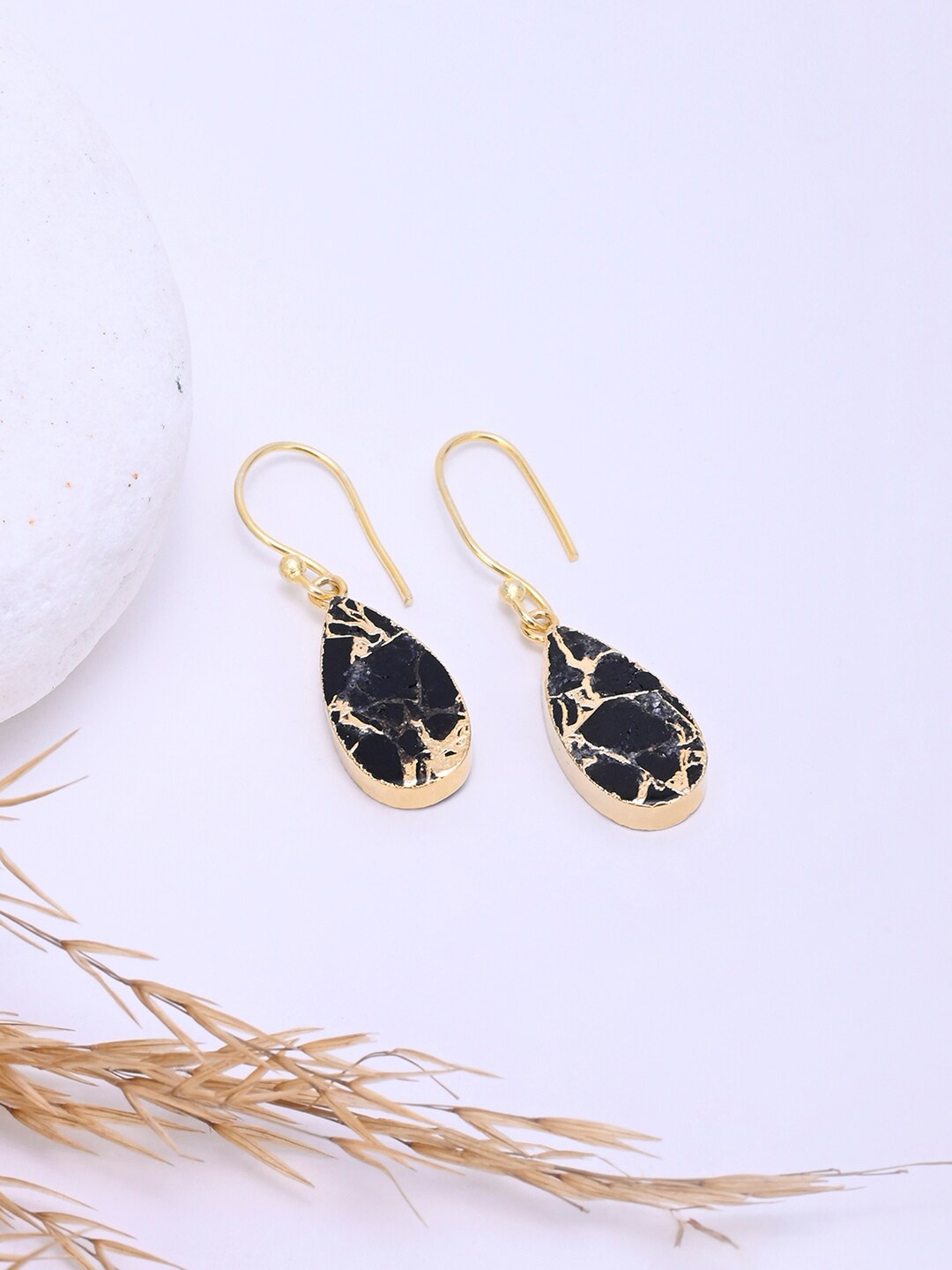 

Mikoto by FableStreet Gold-Plating Black Teardrop Shaped Drop Earrings
