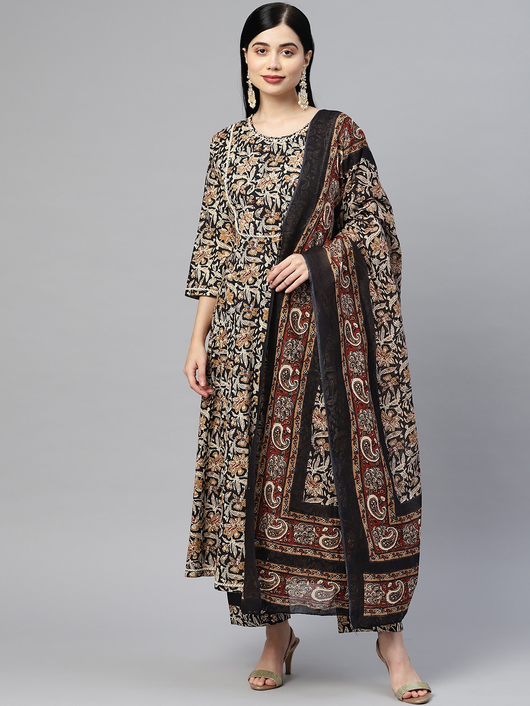 

Readiprint Fashions Women Black Floral Printed Panelled Thread Work Pure Cotton Kurta Set
