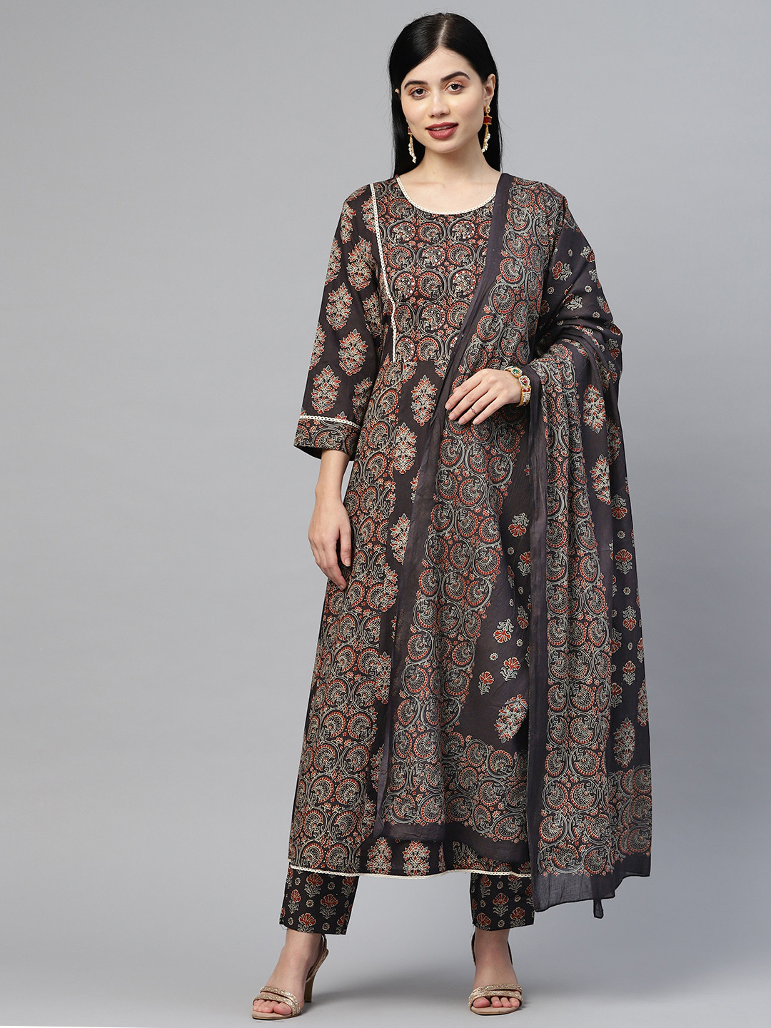 

Readiprint Fashions Women Black Ethnic Motifs Printed Panelled Sequinned Cotton Kurta Set