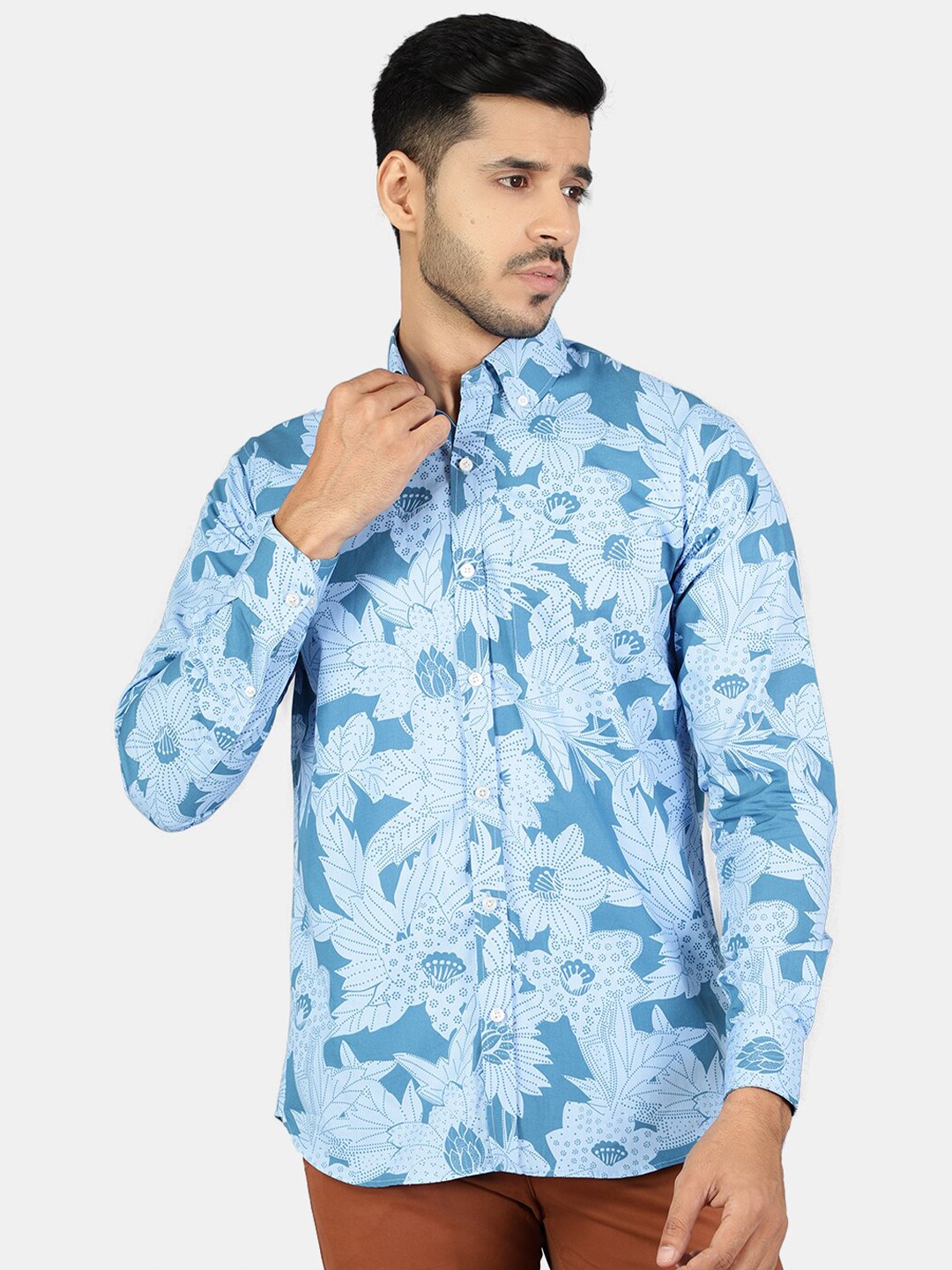 

Wintage Men Blue & White Floral Printed Pure Cotton Casual Shirt