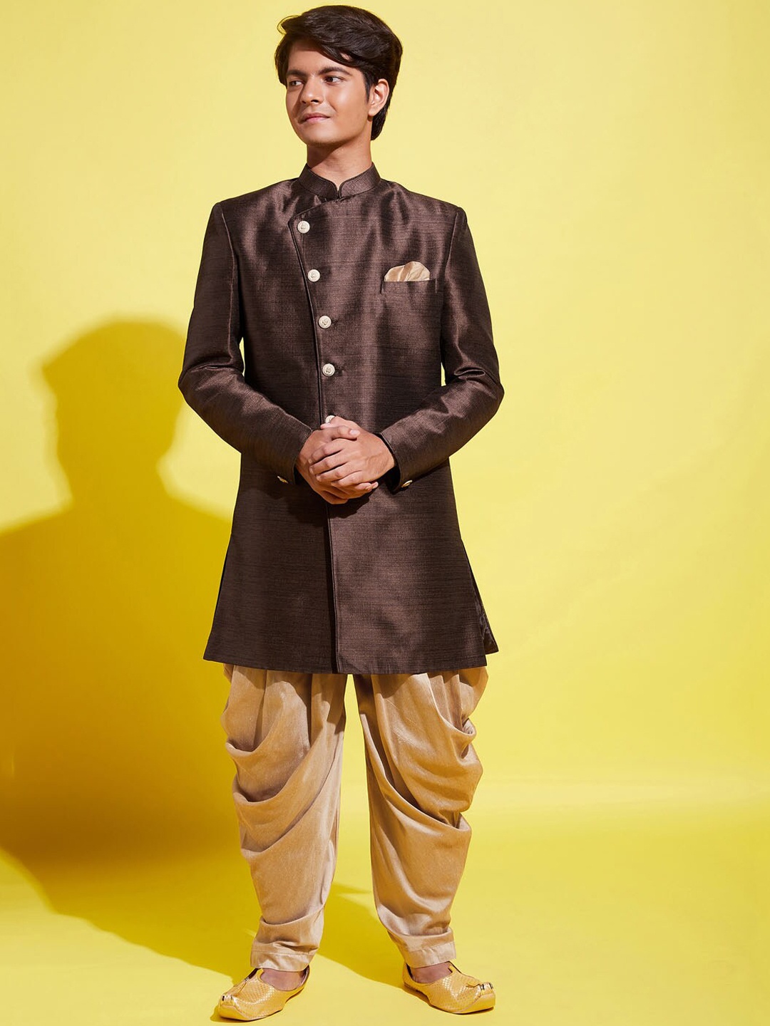 

VASTRAMAY Boys Coffee Brown & Rose Gold-Toned Solid Slim Fit Sherwani Set