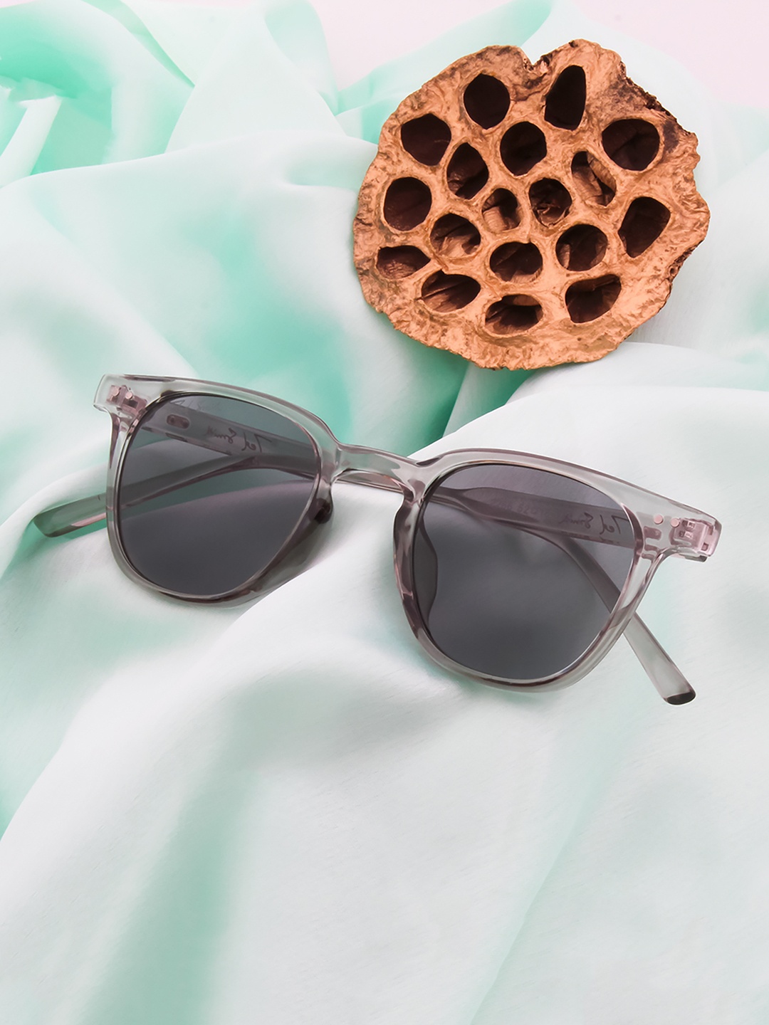 

Ted Smith Unisex Grey Lens & Gunmetal Wayfarer Sunglasses & UV Protected Lens TS-OPAL_C6