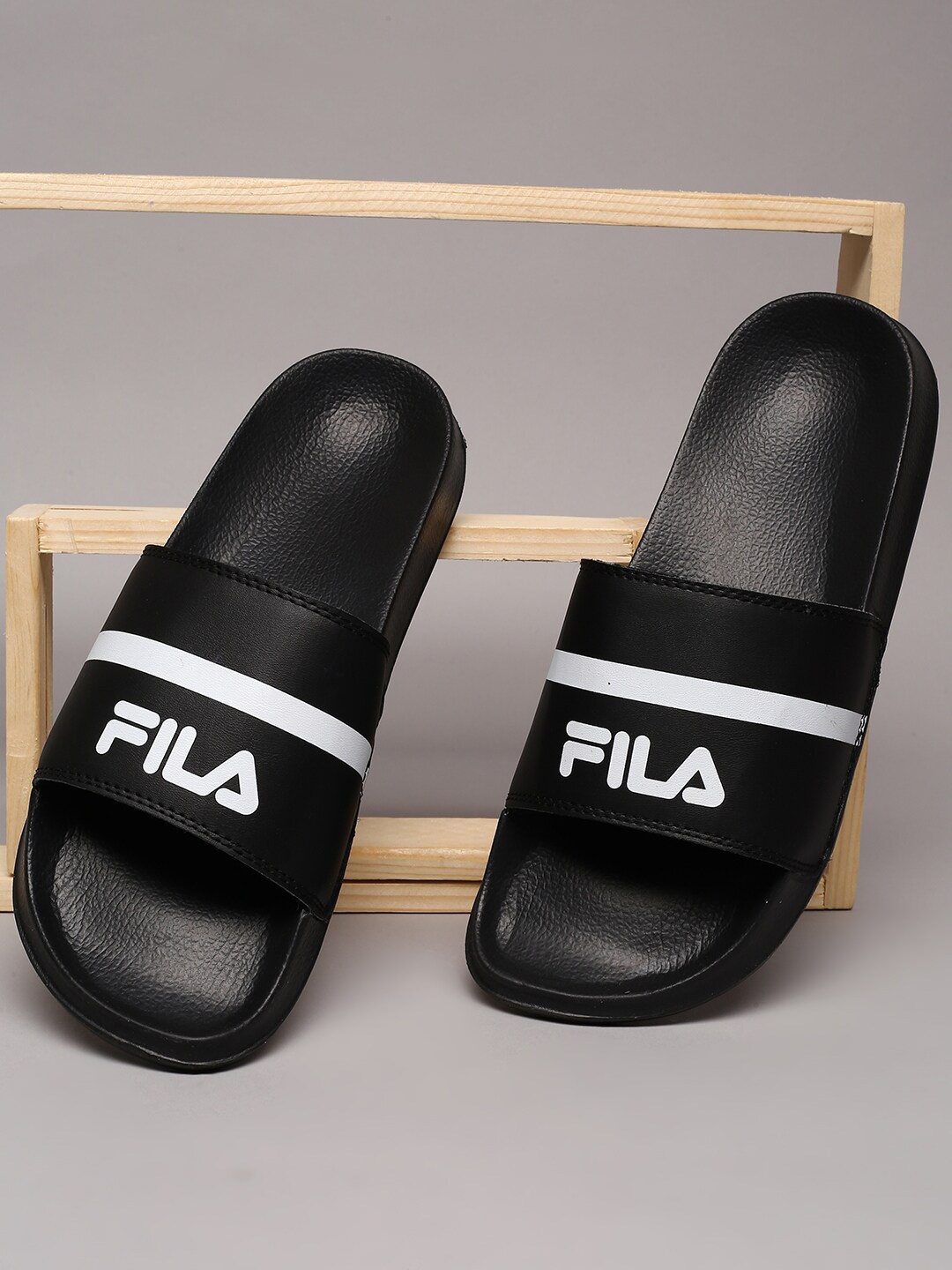 

FILA Men Black & White BARKONPLUS Printed Rubber Sliders