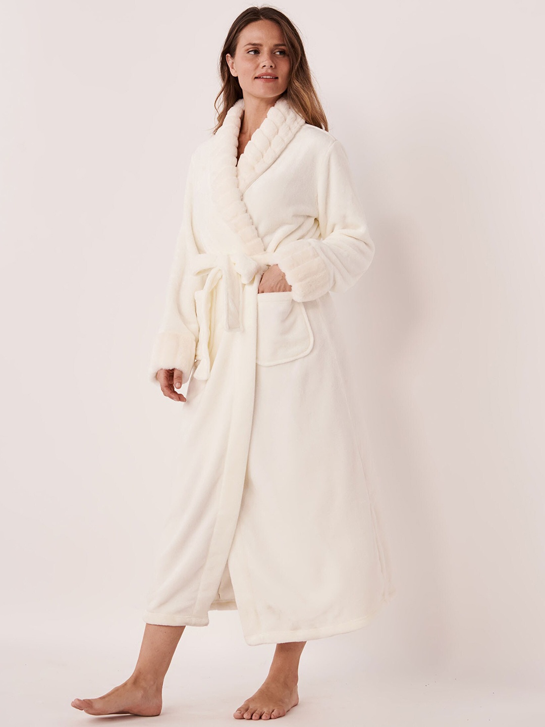 

La Vie en Rose Women White Solid Maxi Bath Robe