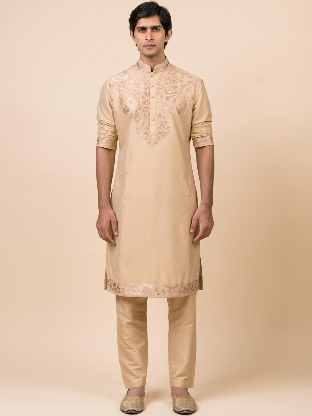 

Tasva Men Beige Floral Embroidered Kurta With Trousers
