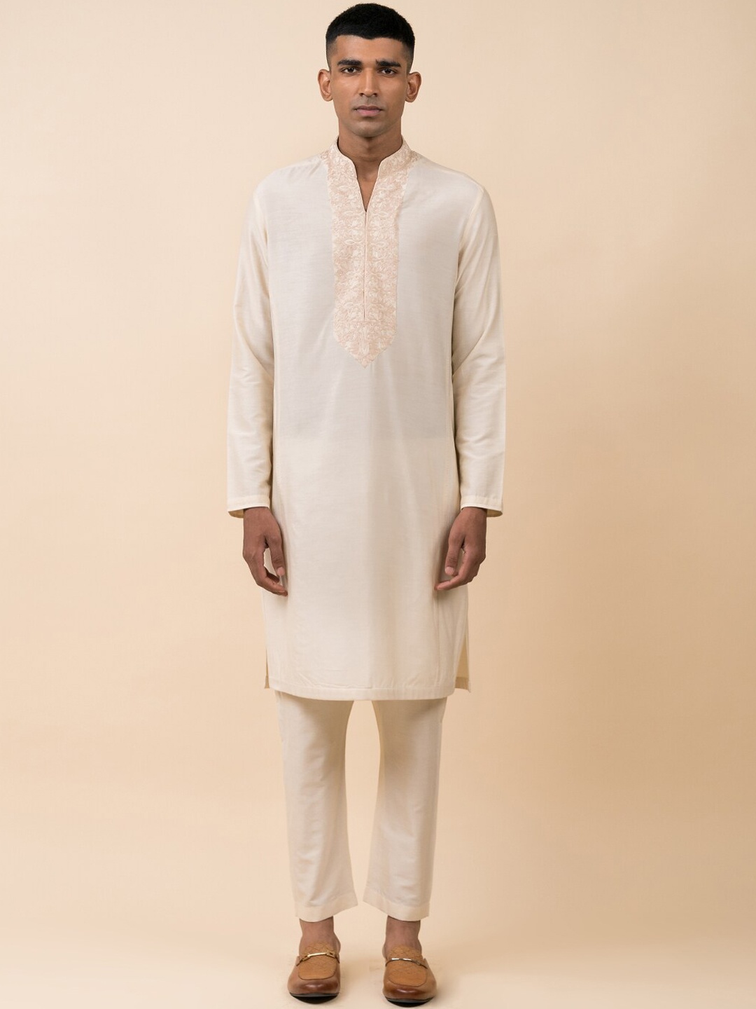 

Tasva Men Off White Floral Yoke Design Kurta With Pyjamas