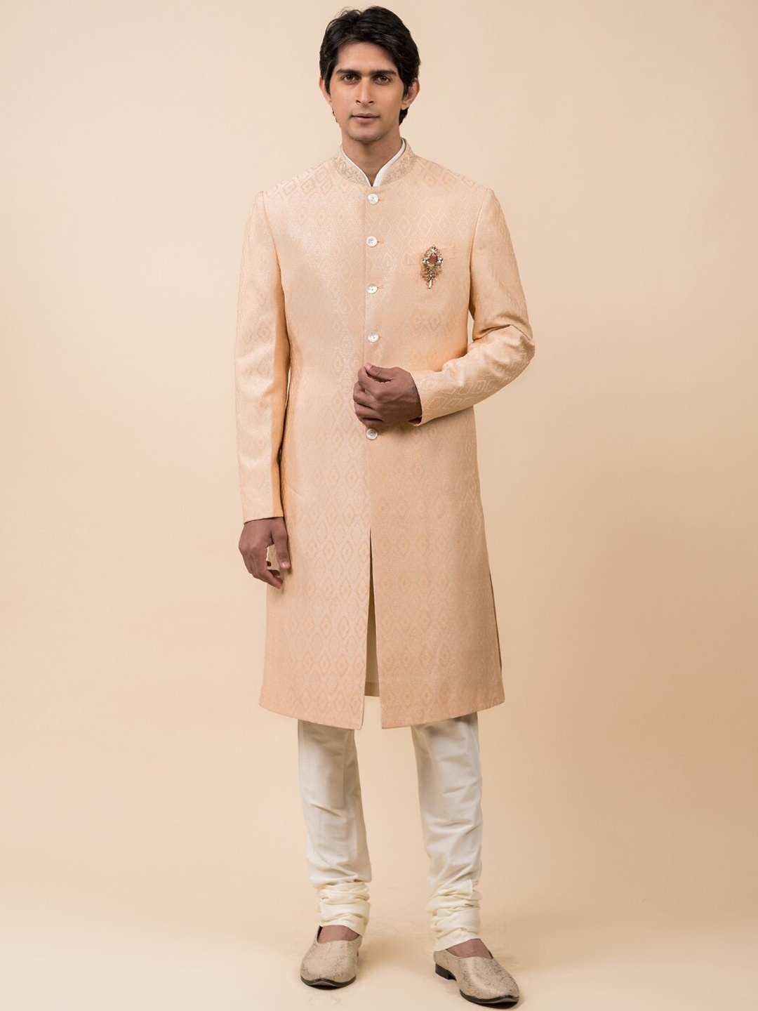 

Tasva Men Peach-Coloured & Off-White Woven Design Sherwani Set