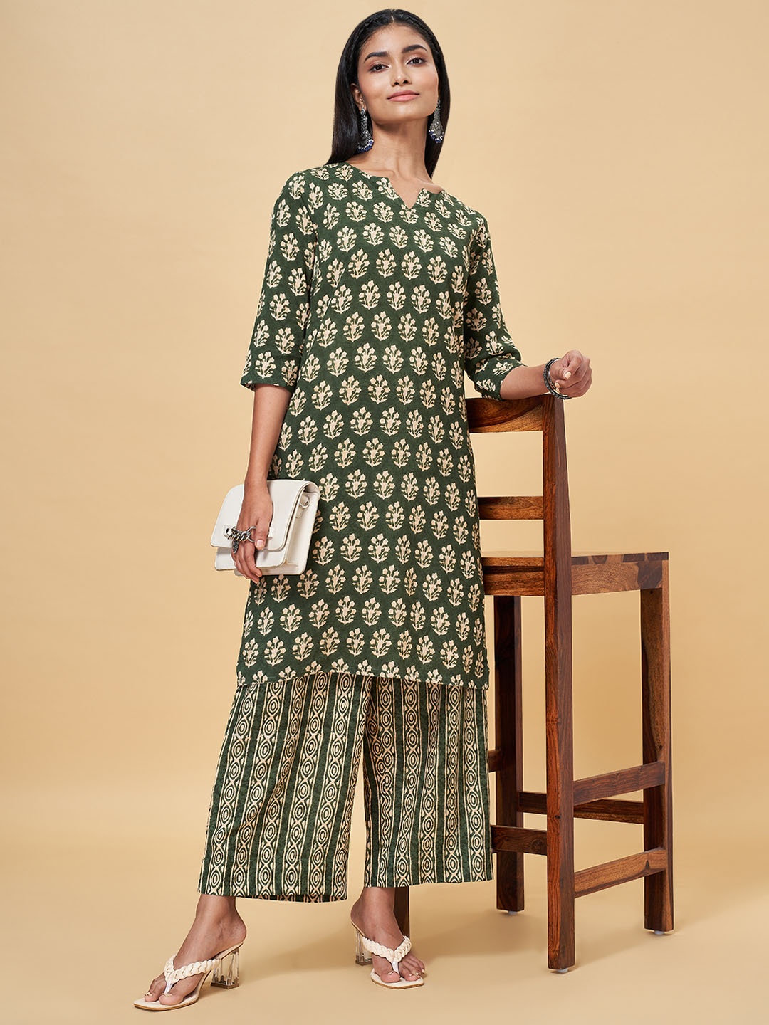 

RANGMANCH BY PANTALOONS Women Green Floral Printed Kurta with Trousers