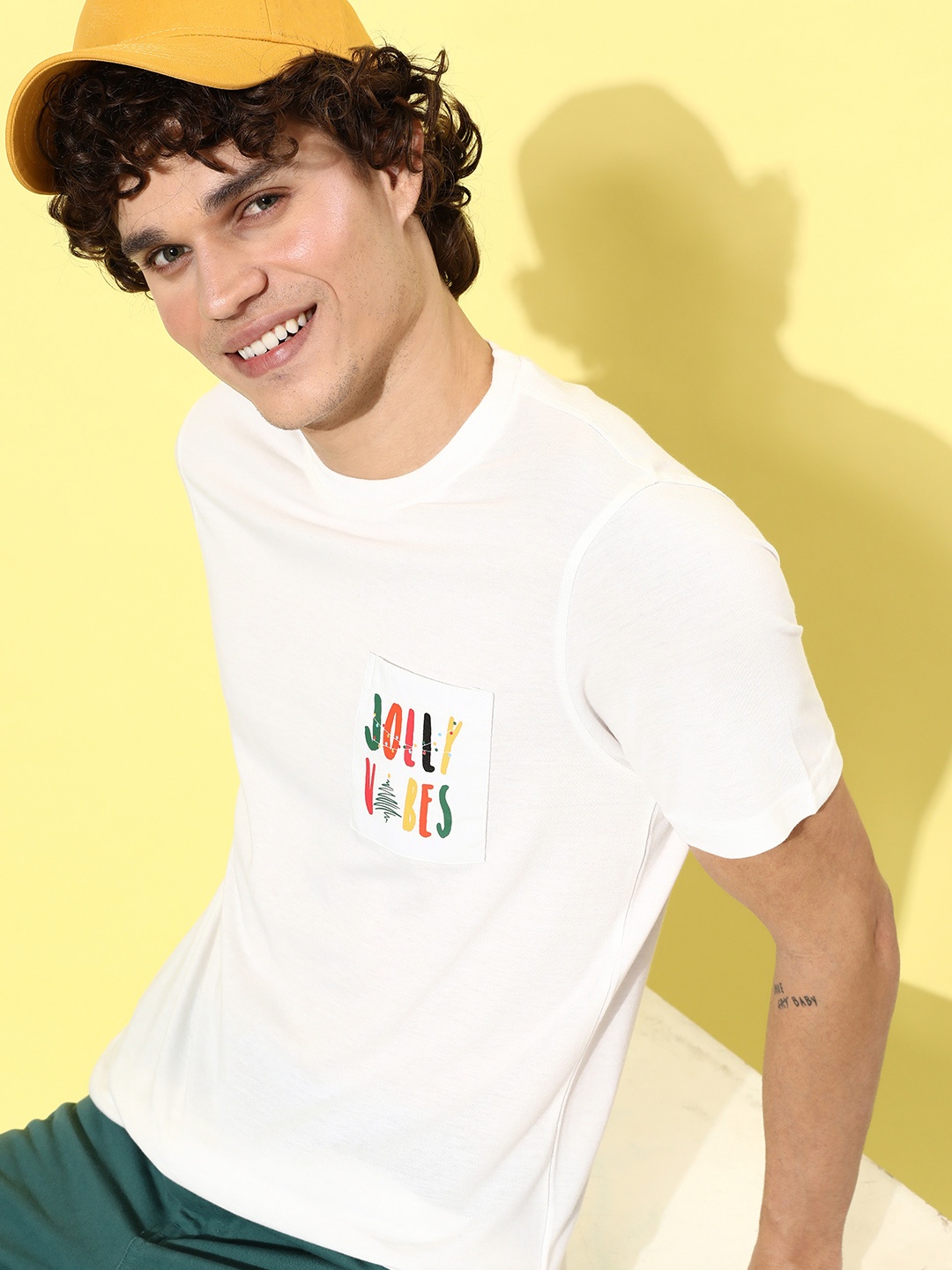 

Mast & Harbour Men Solid Round Neck T-shirt, Off white