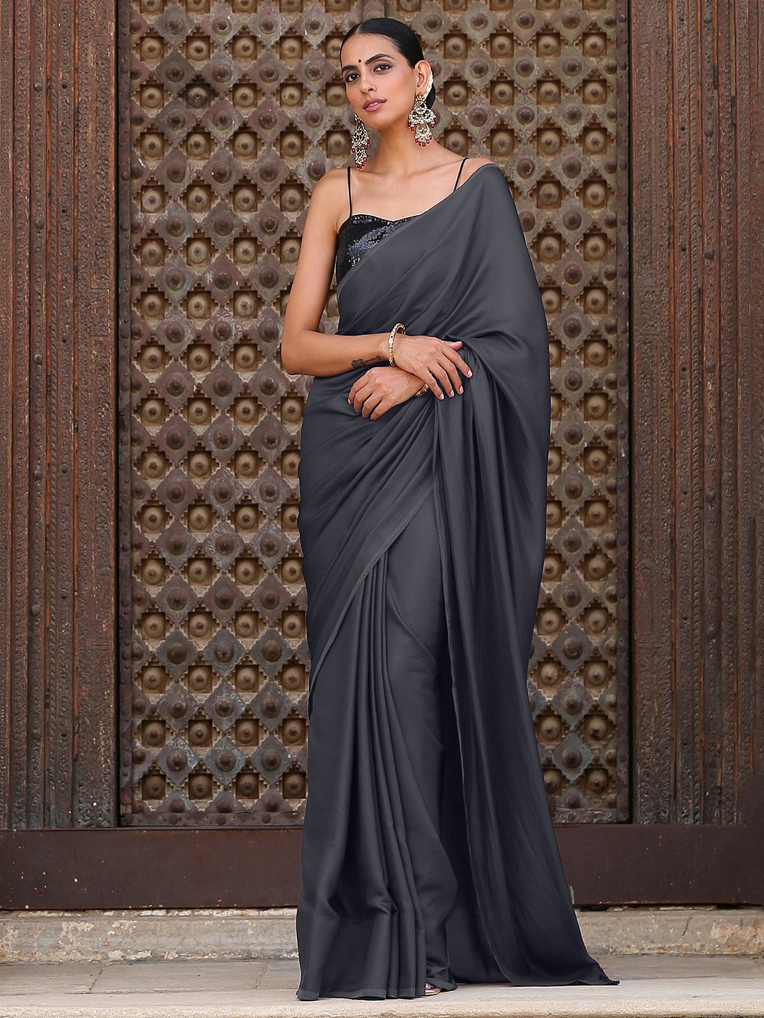 

Swtantra Grey Solid Satin Saree