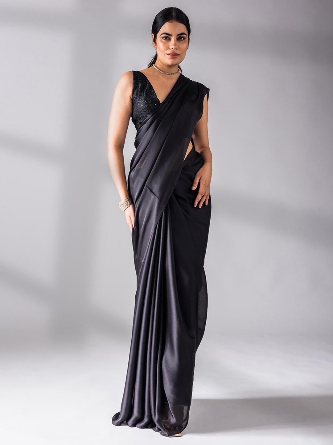 

Swtantra Black Solid Saree