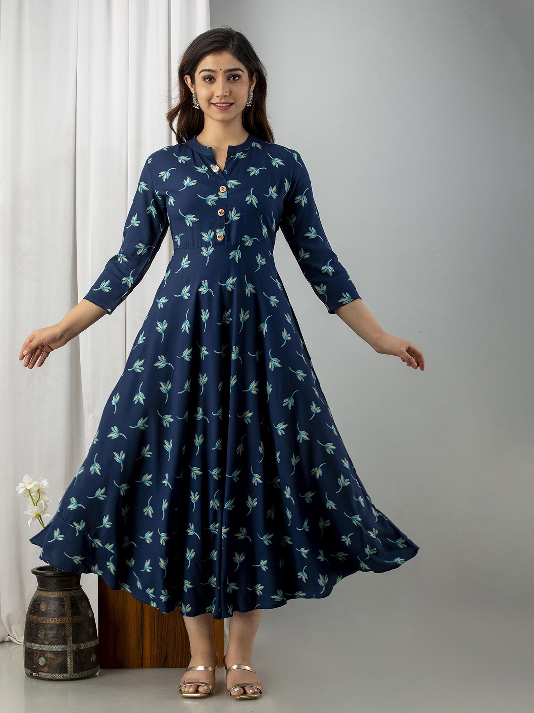 

NAYRAH Women Navy Blue & Blue Floral Printed Floral Anarkali Kurta