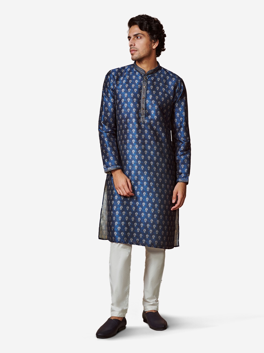 

Manyavar Men Blue Ethnic Motifs Kurta with Pyjamas