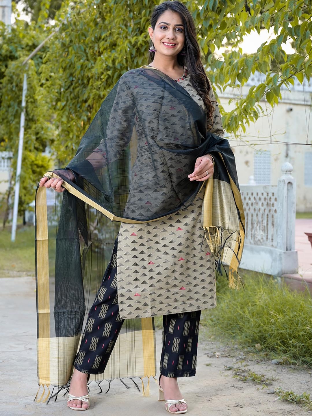 

DORIYA Women Grey Printed Kurta with Trousers & With Dupatta