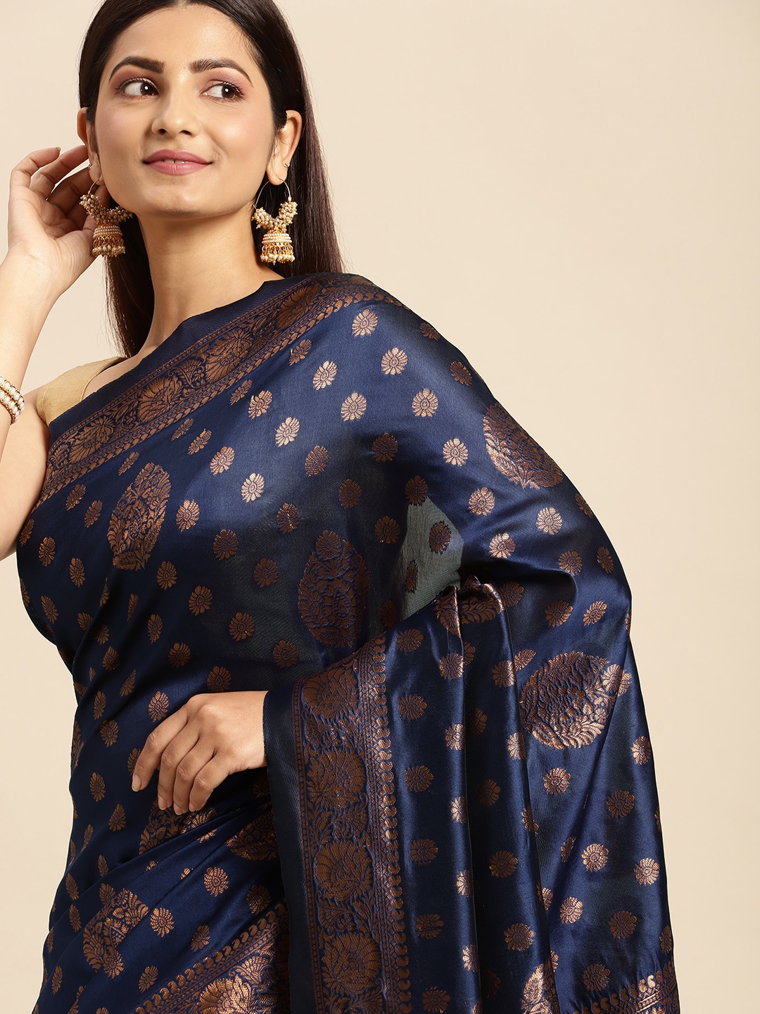 

MOHEY Violet & Gold-Toned Floral Woven Design Art Silk Saree