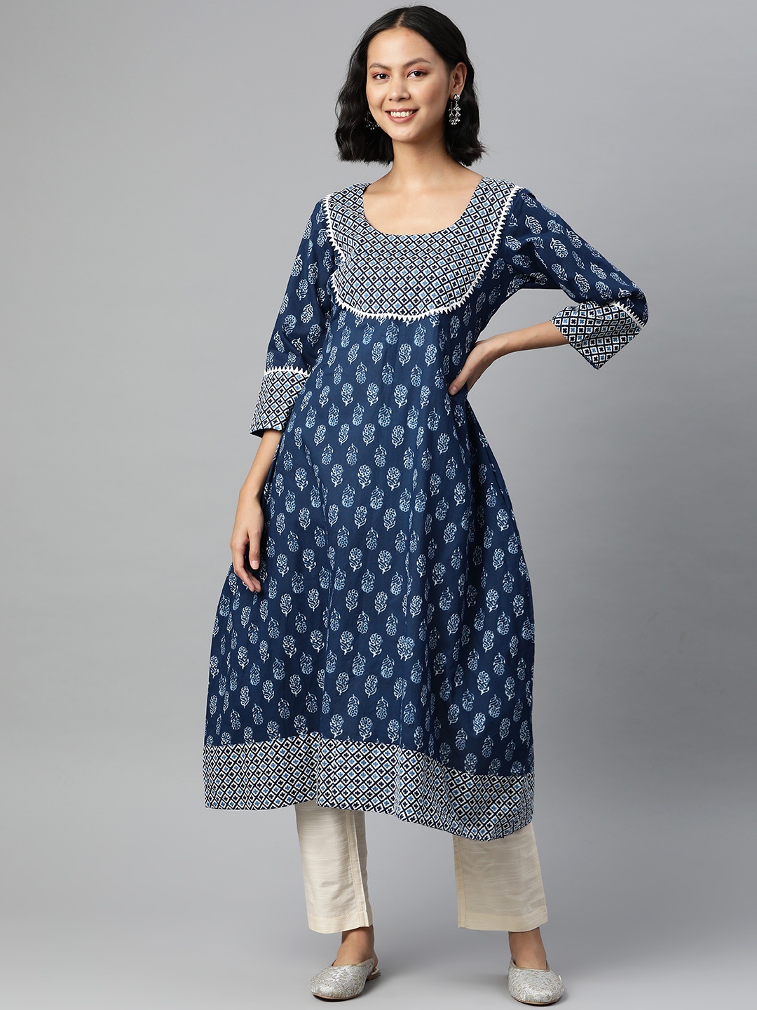 

Wabii Women Navy Blue & White Floral Printed Thread Work Kurta