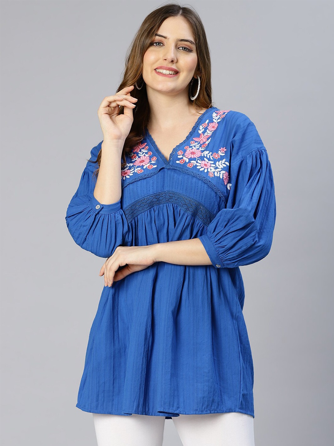 

Oxolloxo Women Blue & Pink Embroidered Tunic