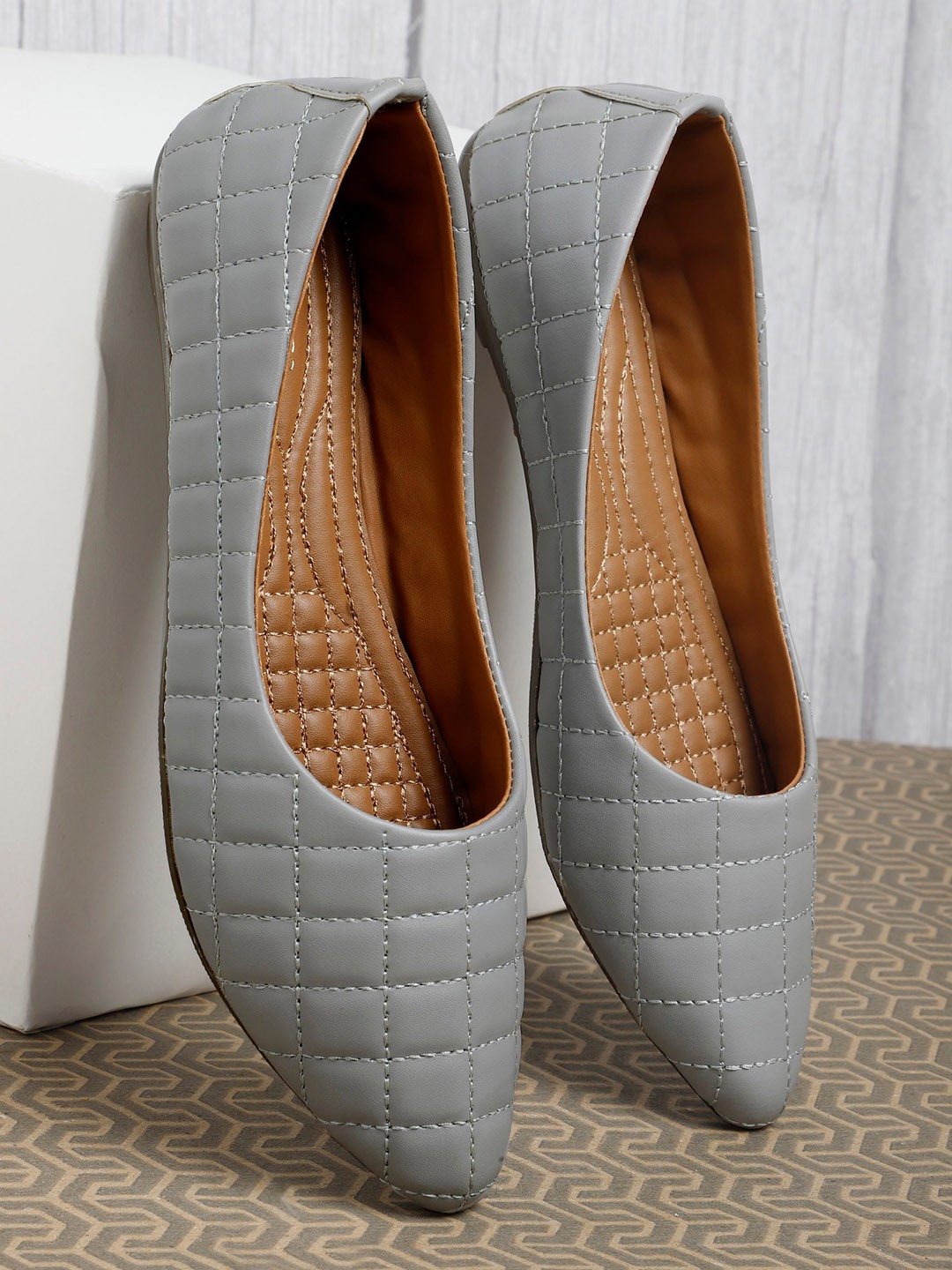 

ICONICS Women Grey Textured Ballerinas Flats