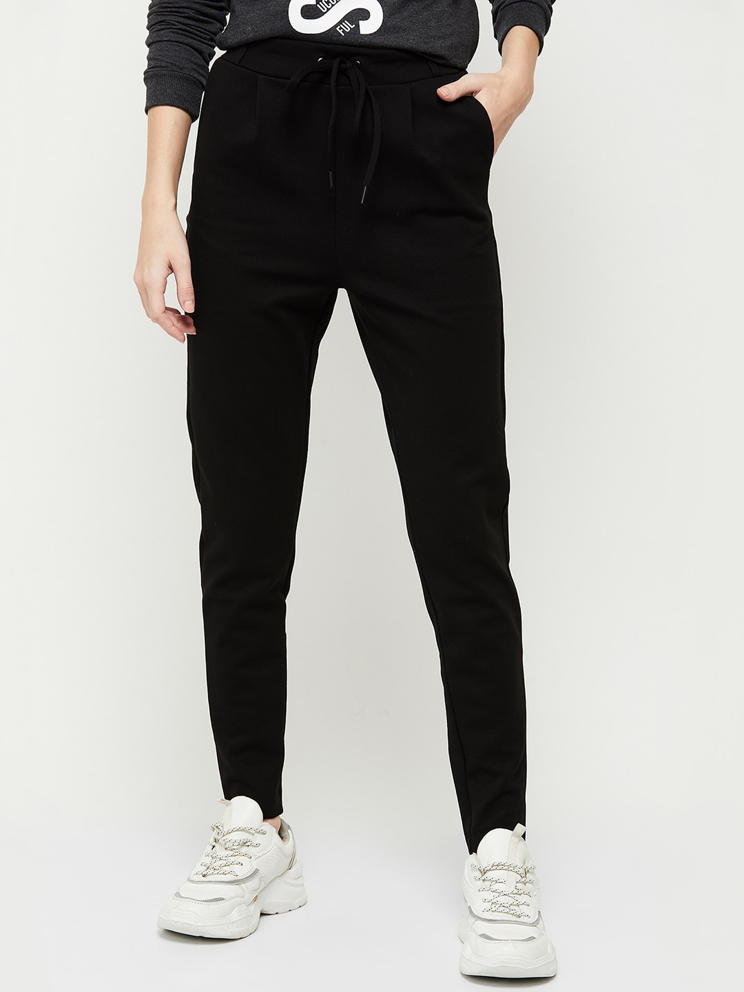 

max Women Black Solid Trousers