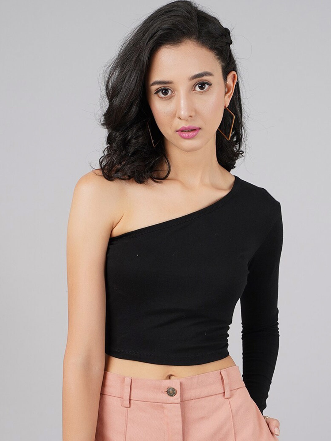 

DIVA WALK EXCLUSIVE Black One Shoulder Crop Top