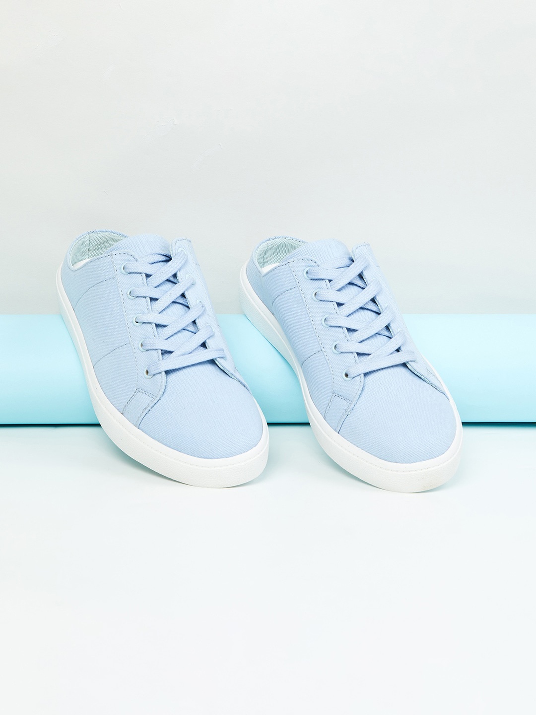 

max Women Blue Striped Sneakers