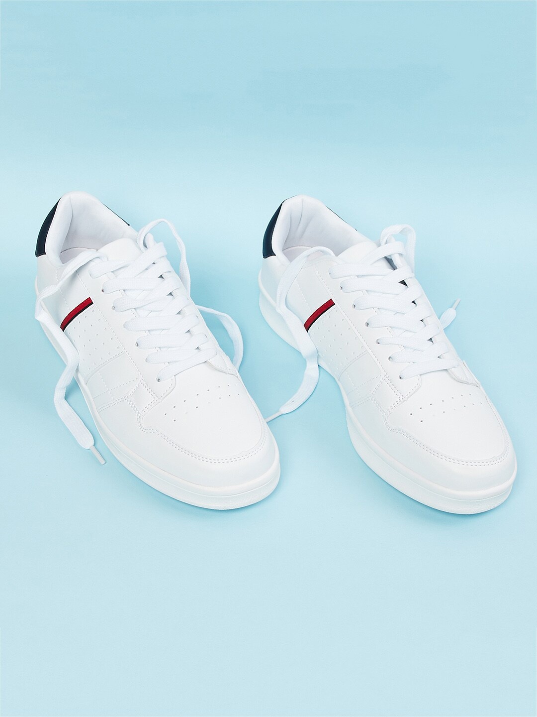 

max Men White Woven Design PU Sneakers