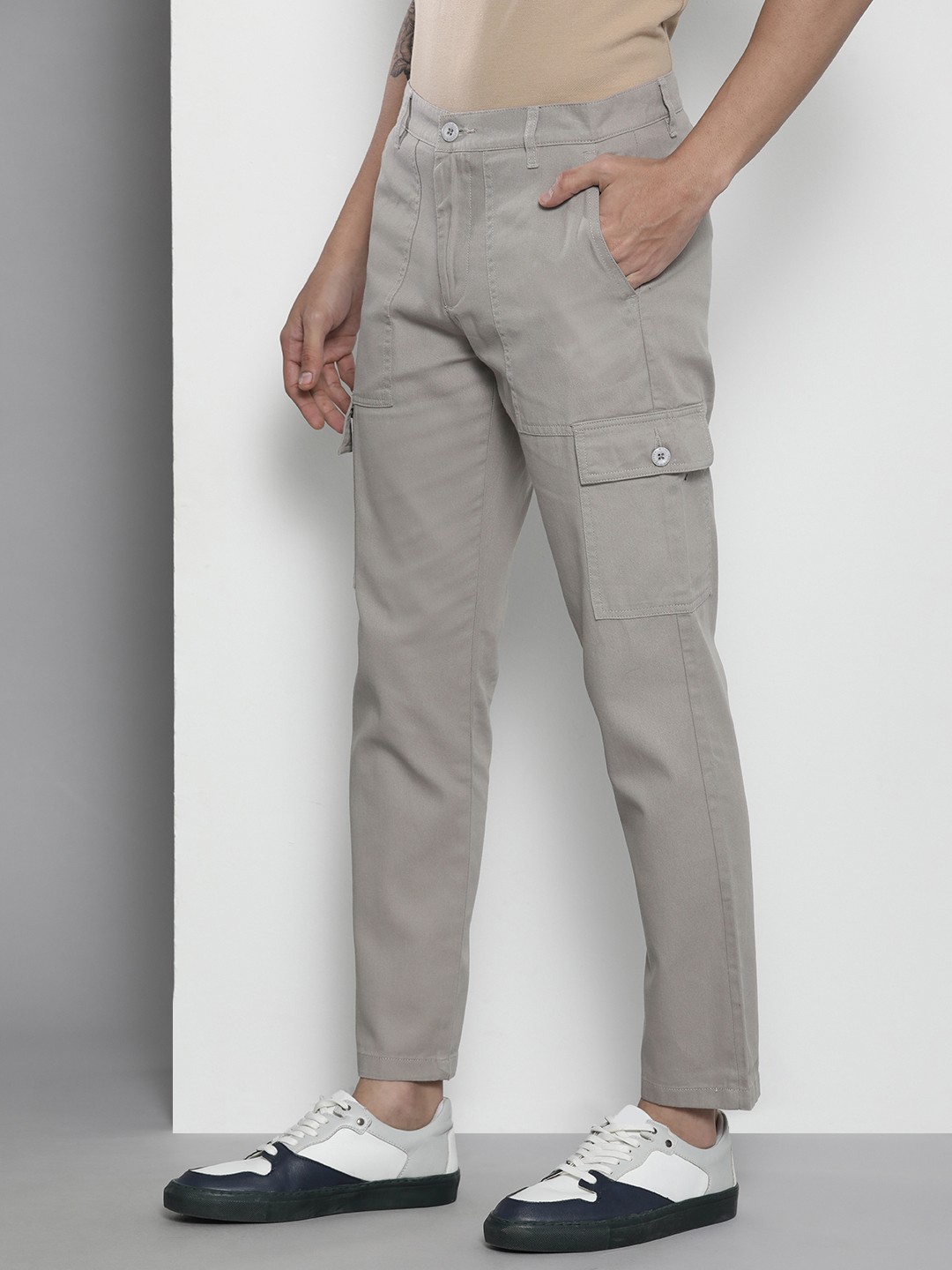 

The Indian Garage Co Men Grey Slim Fit Cotton Cargos Trousers