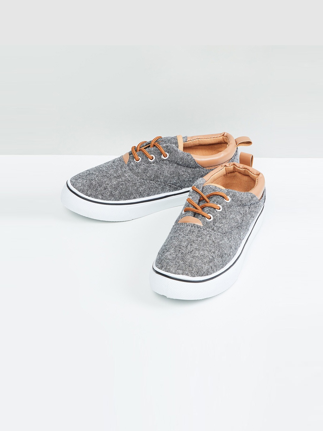 

max Boys Grey Solid Sneakers
