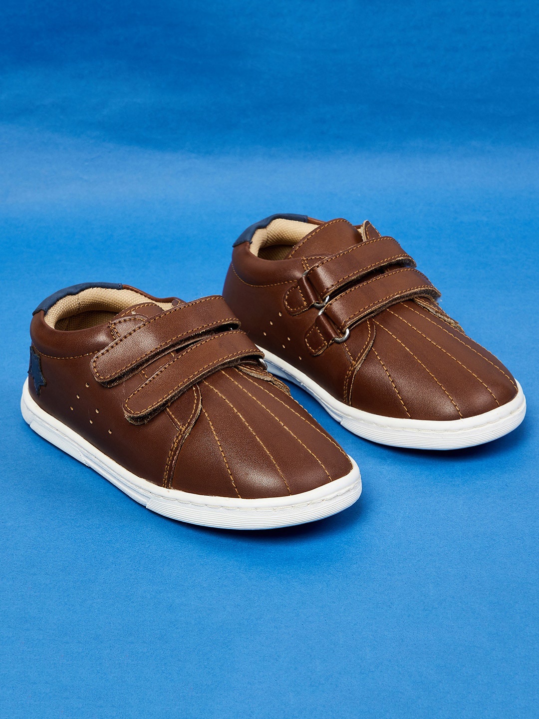 

max Boys Tan Solid Sneakers