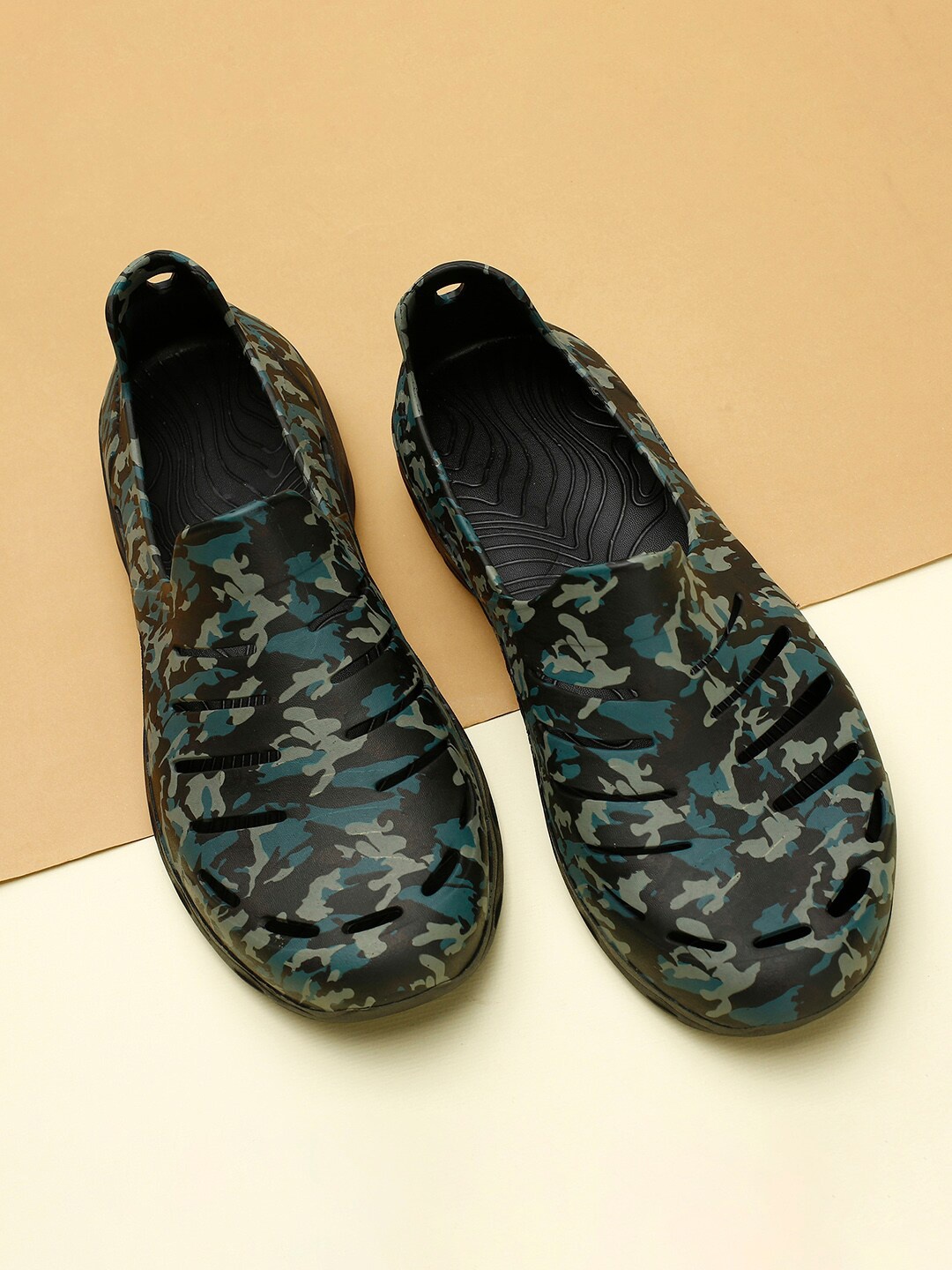 

max Men Green & Black Rubber Slip-On
