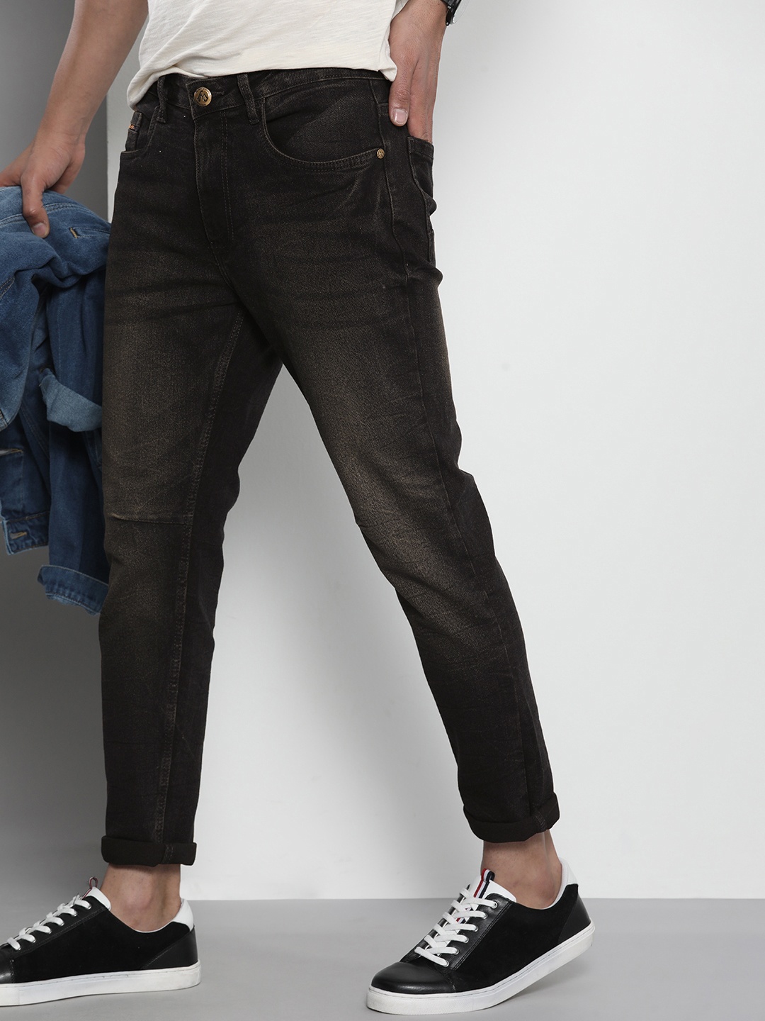 

The Indian Garage Co Men Carrot Fit Light Fade Stretchable Jeans, Black