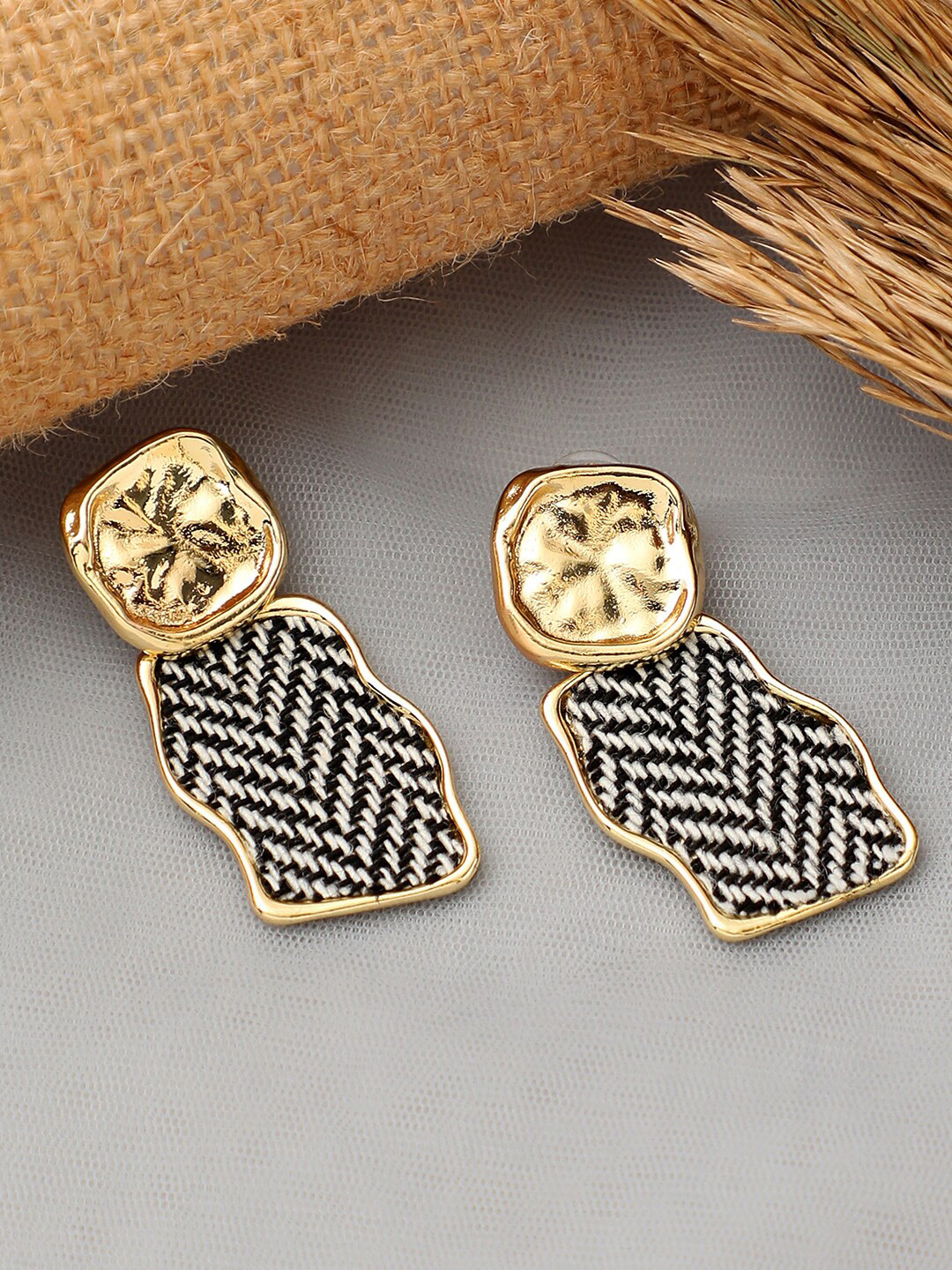 

SOHI Women Gold-Toned & Black Contemporary Drop Earrings