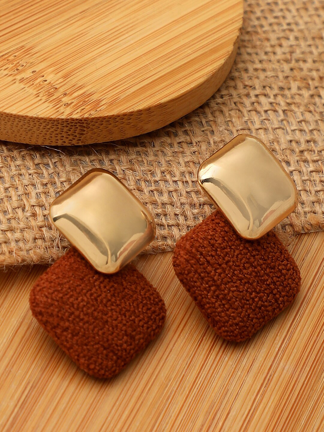 

SOHI Women Gold-Toned & Brown Contemporary Drop Earrings