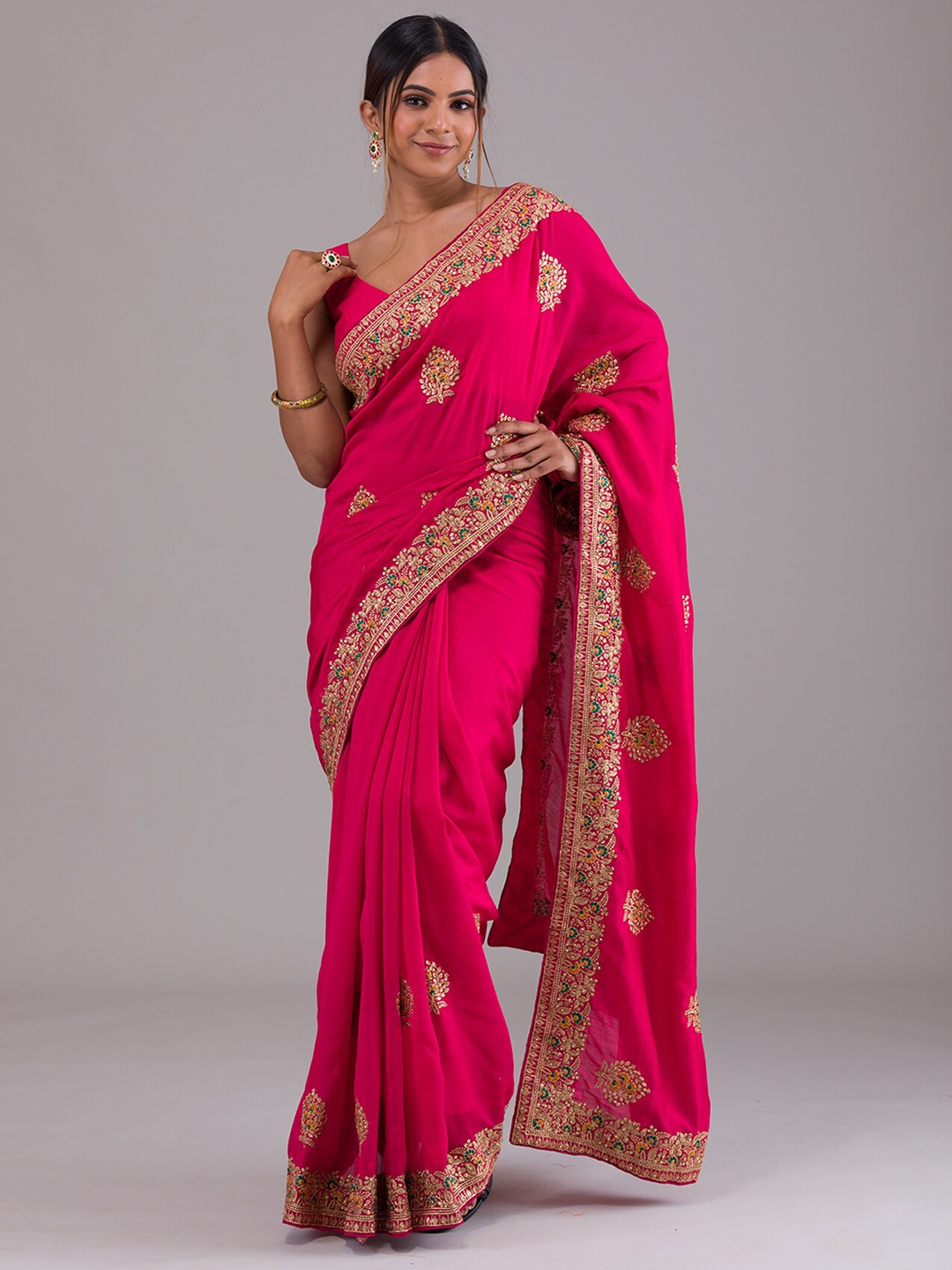 

Koskii Pink & Gold-Toned Floral Beads and Stones Art Silk Saree