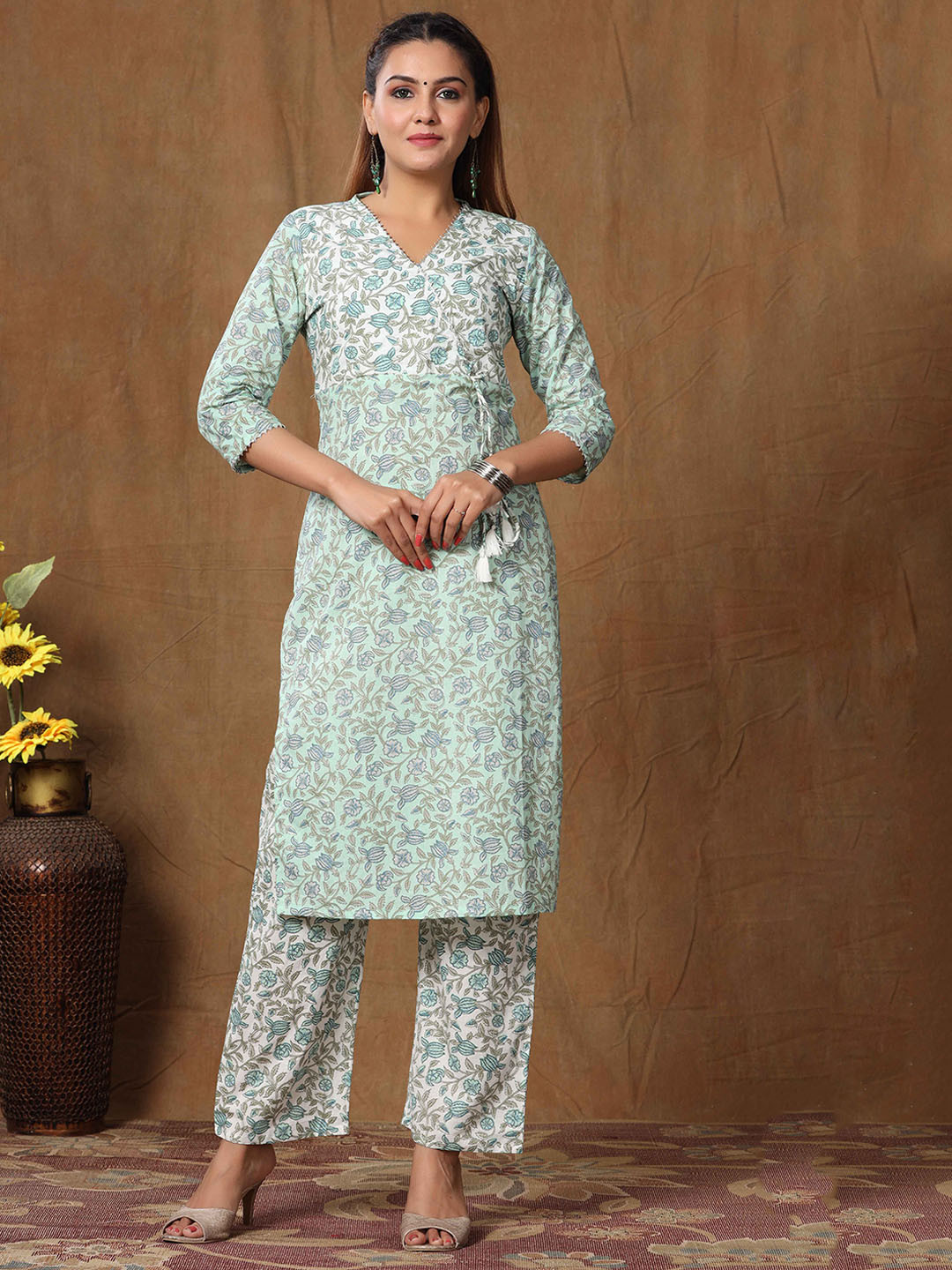 

MIRAVAN Women Green Floral Printed Angrakha Gotta Patti Pure Cotton Kurta with Palazzo