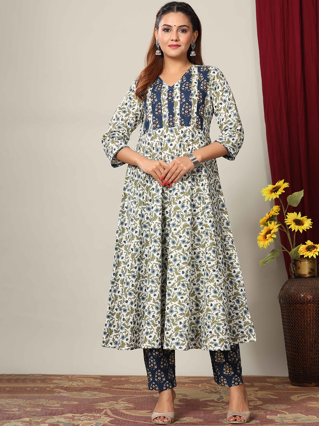 

MIRAVAN Women Blue Floral Printed Pure Cotton Kurta with Trouser