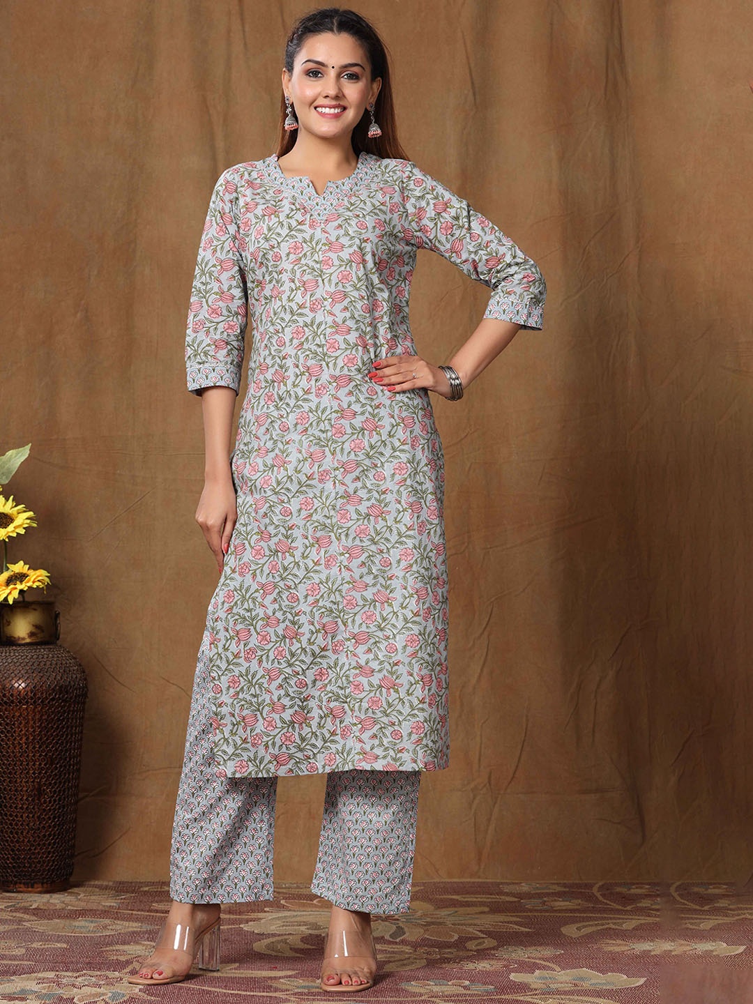 

MIRAVAN Women Blue Floral Printed Pure Cotton Kurta with Palazzo
