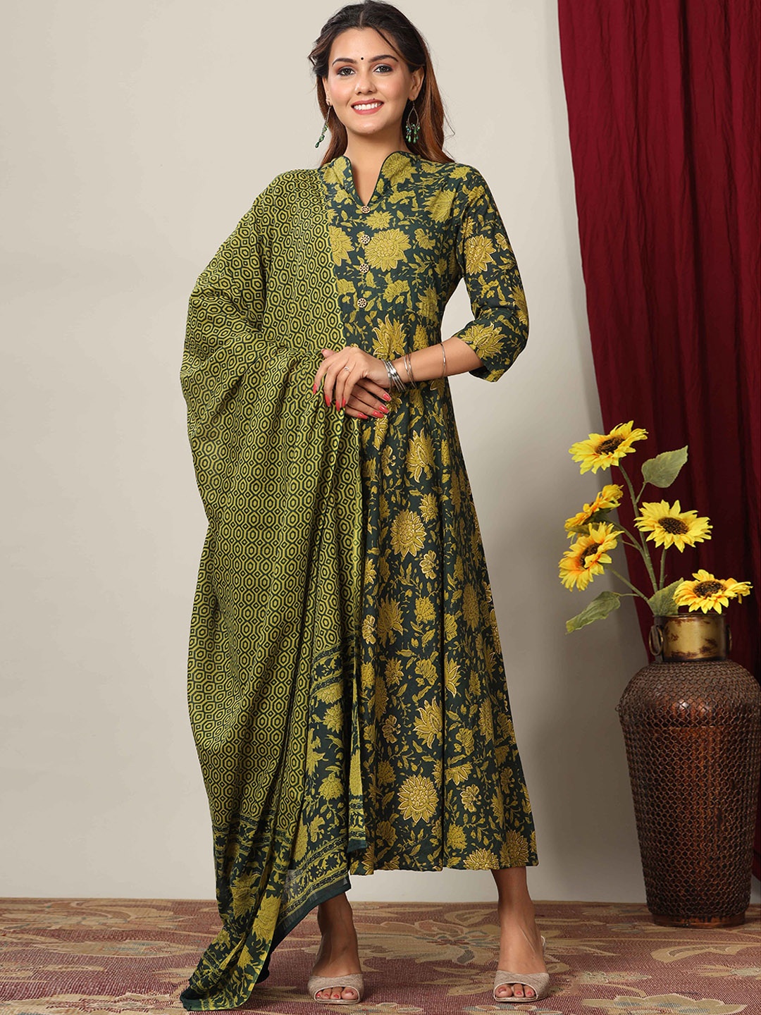 

MIRAVAN Floral Printed Anarkali Pure Cotton Kurta With Dupatta, Green