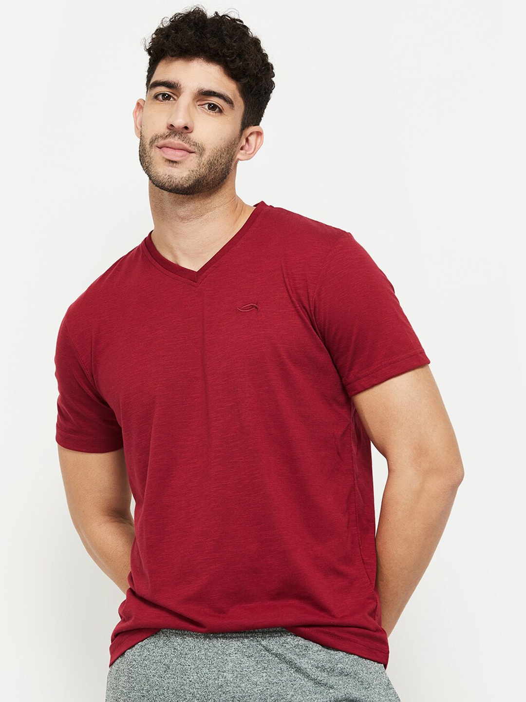 

max Men Burgundy Solid Cotton V-Neck T-shirt