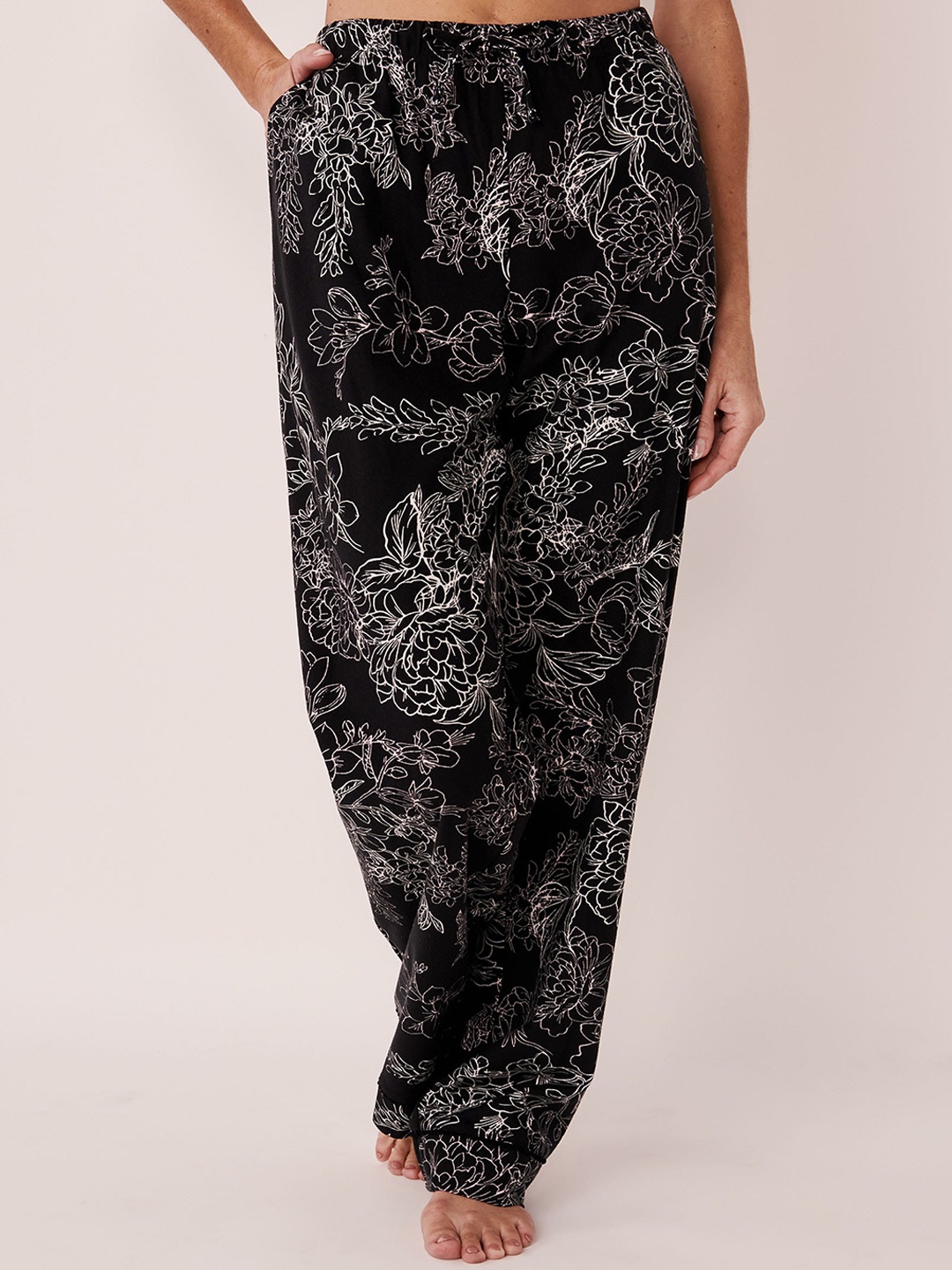 

La Vie en Rose Women Black & White Printed Night suit