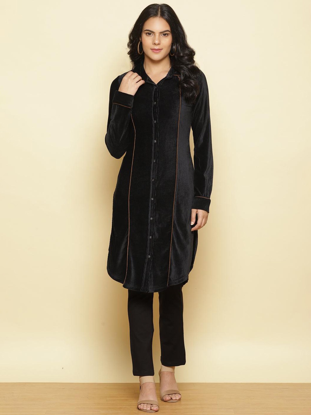 

Lakshita Shirt Collar Velvet Kurta, Charcoal