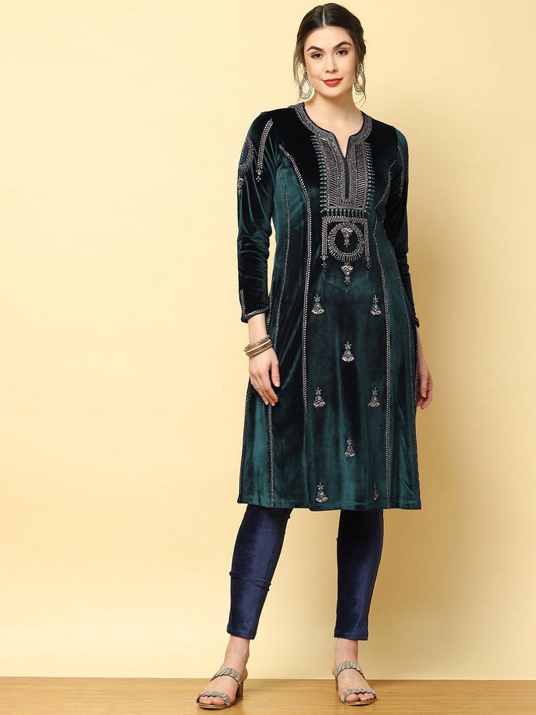 

Lakshita Ethnic Motifs Embroidered Notched Neck Velvet Kurta, Green