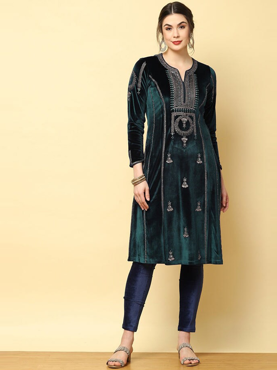 

Lakshita Ethnic Motifs Embroidered Regular Velvet Kurta, Green