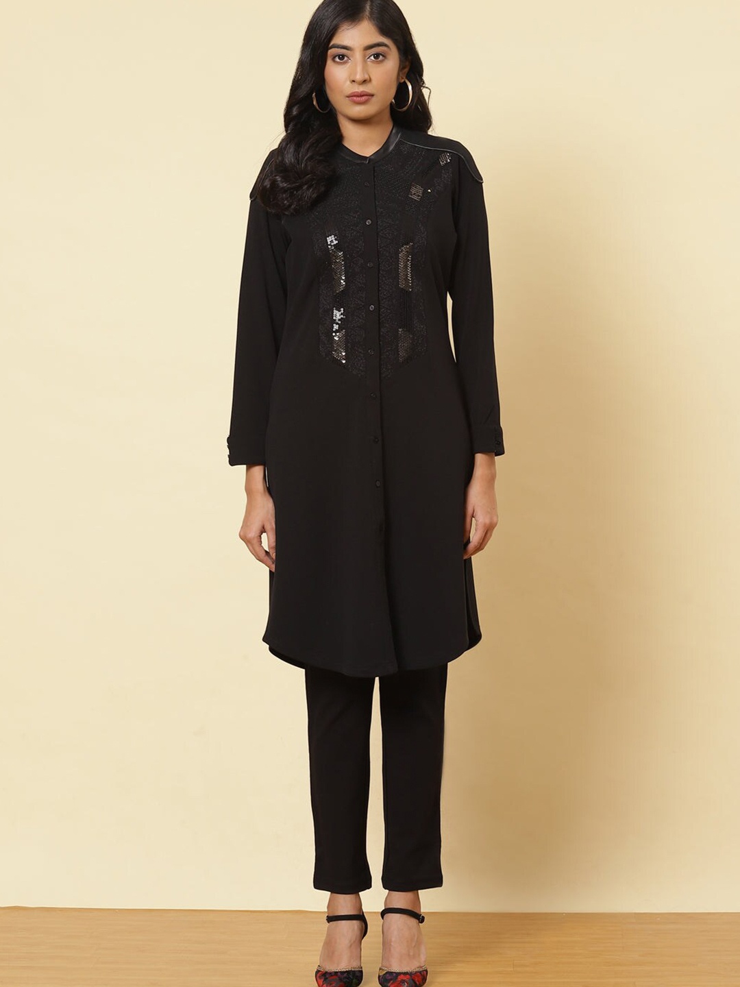 

Lakshita Women Black Solid Kurta