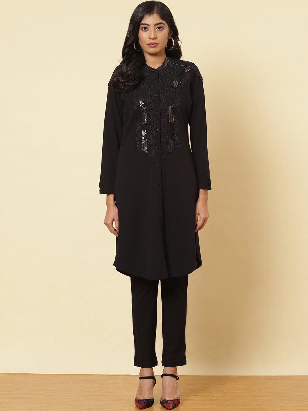 

Lakshita Women Black Solid Kurta